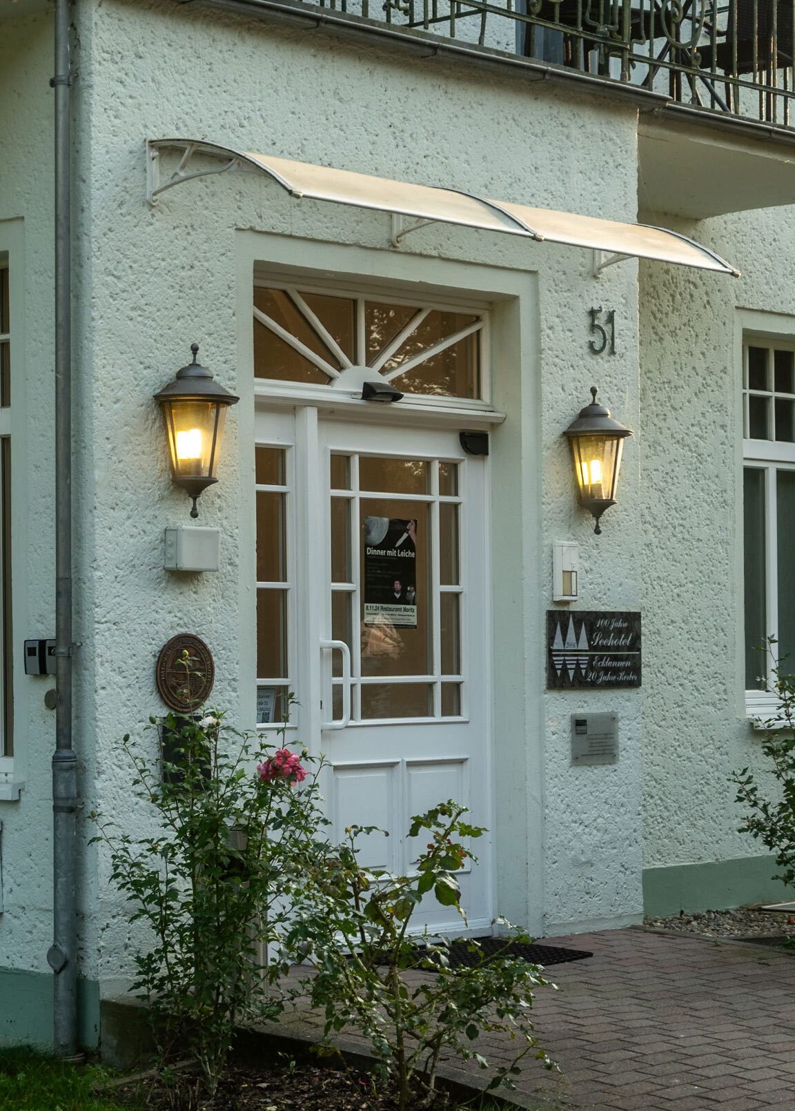 Das Seehotel Ecktannen heißt Sie herzlich willkommen in Waren (Müritz). Das Seehotel Ecktannen heißt Sie herzlich willkommen in Waren (Müritz).